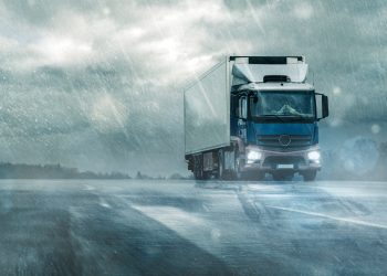 Caminhões: cuidados redobrados, devido às chuvas de verão