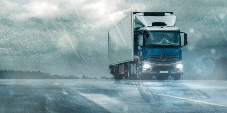 Caminhões: cuidados redobrados, devido às chuvas de verão