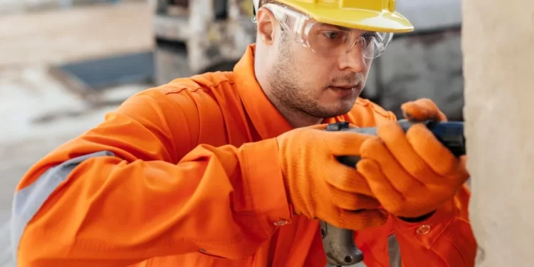 Segurança no uso de ferramentas elétricas manuais requer atenção redobrada